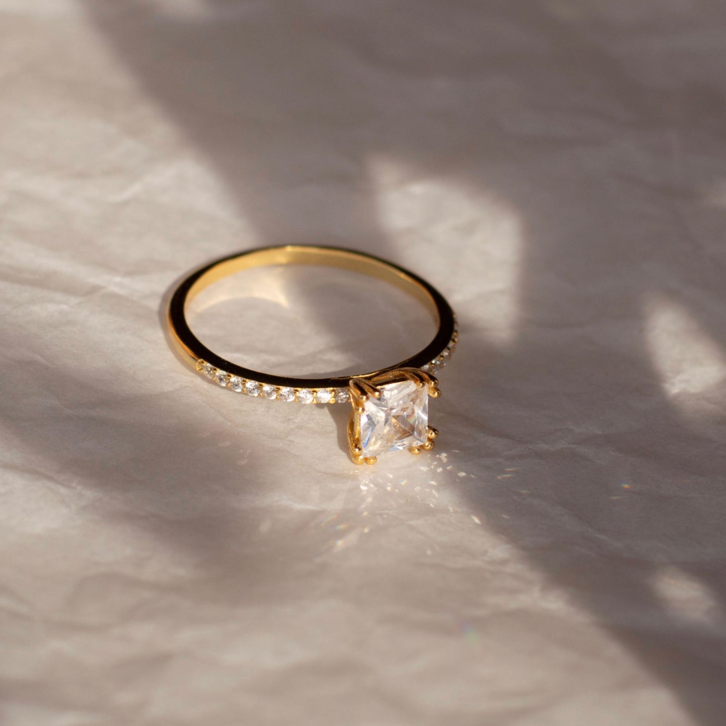 ANELLO IN ORO E ZIRCONI KAIRO